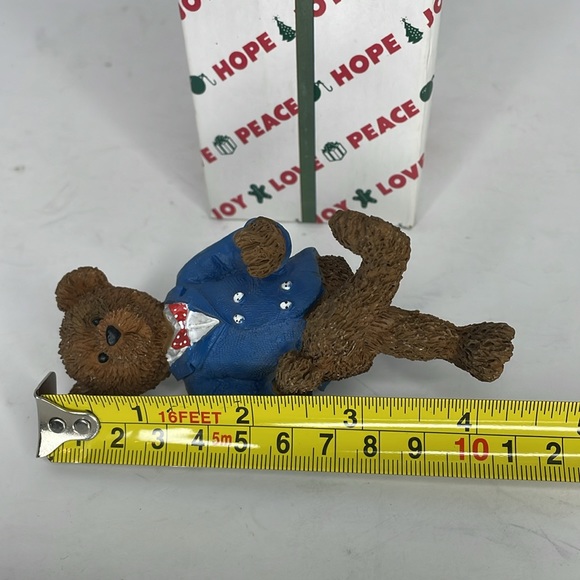 Vintage 1998 House Of Lloyd Christmas Seasonal Bear Sits on the edge of a shelf - Picture 13 of 14